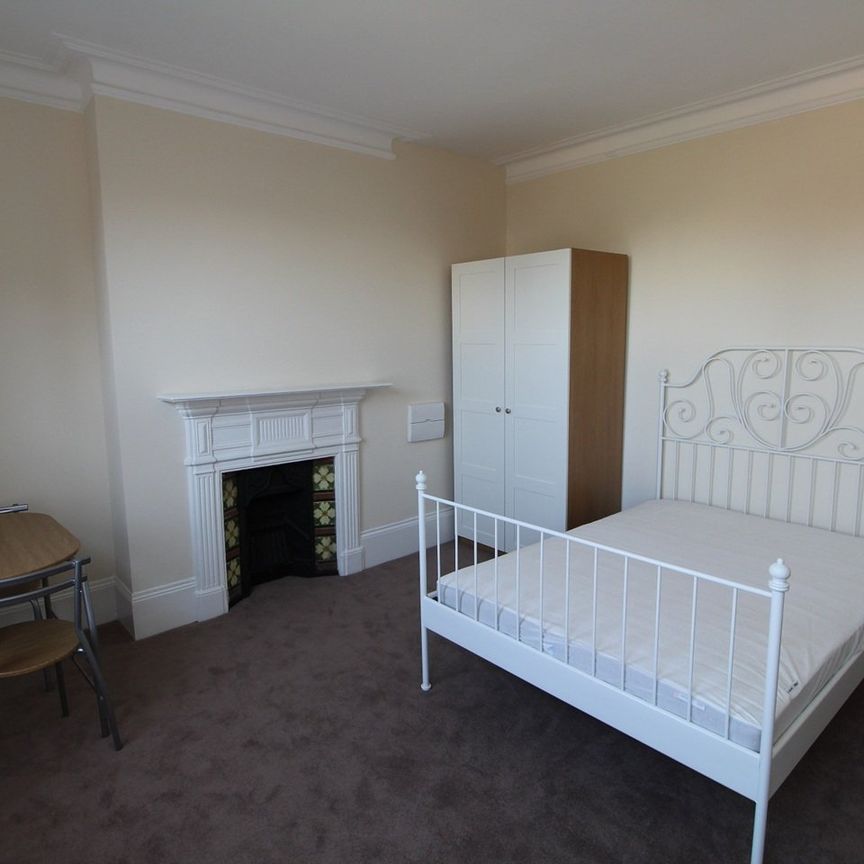 Room in a Shared House, Wavertree Road, SW2 - Photo 1