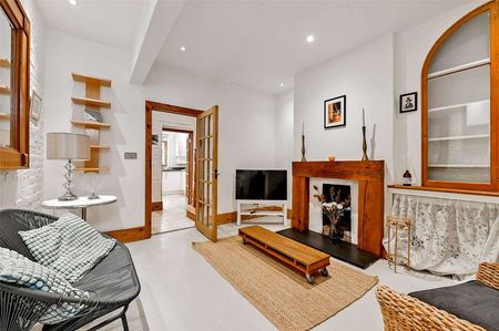 Charming three bedroom period home - Photo 3