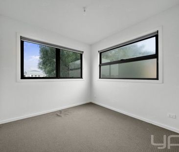 Stylish Townhouse Living in Maidstone - Photo 2