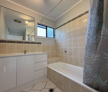 10 Palm Drive, Deeragun QLD 4818 - House For Rent - $550 | Domain - Photo 6