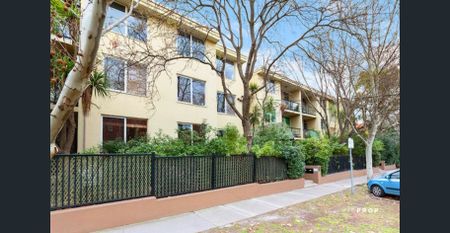 SPACIOUS & CONVENIENT LIVING IN ELWOOD - Photo 5