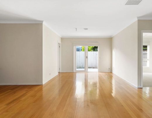 This neat and well presented back unit offers low maintenance living in a convenient location. - Photo 1