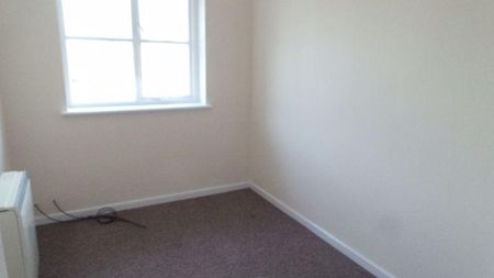 2 bedroom end of terrace house to rent - Photo 2
