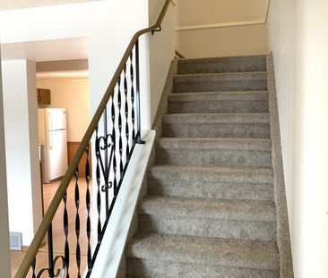 Spacious 3 Bedroom Townhouse in Glendale - Photo 4