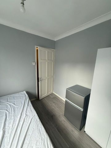 Room in a Shared House, Ravenscroft Road, E16 - Photo 3