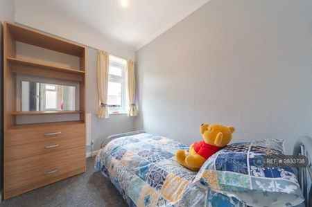 3 bedroom terraced house to rent - Photo 3