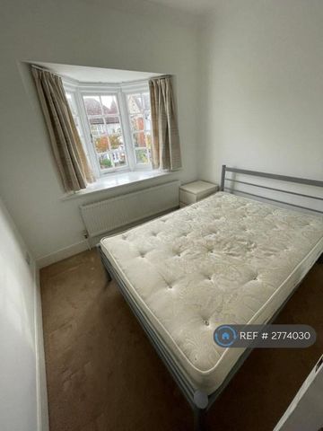 1 bedroom in a flat share to rent - Photo 4