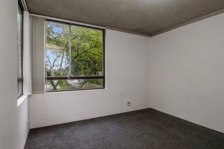 MODERN APARTMENT IN CENTRAL LOCATION - Photo 2