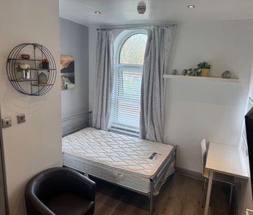 Room in a Shared Flat, Ardwick Green South, M13 - Photo 2