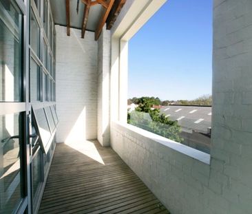 Trendy Sun-filled Warehouse Conversion - Photo 2