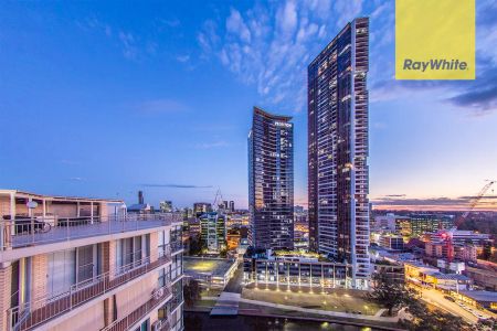 “PENTHOUSE LIVING WITH PRIVATE ROOFTOP” - Photo 5