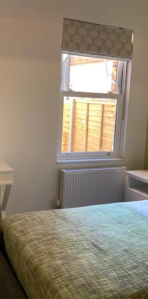 1 bedroom in a house share to rent - Photo 1