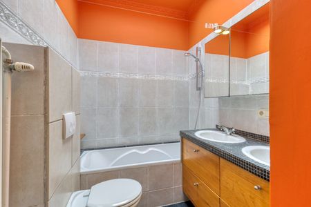 Goed gelegen woning met 3 slaapkamers en 2 badkamers in een rustige straat- bewoonbare oppervlakte 151 m² - Photo 5