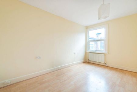 3 bedroom flat to rent - Photo 2