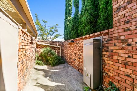 Spacious 3-Bedroom Townhouse in the Heart of South Yarra - Photo 2