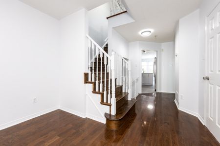 For Lease - 100 Coburg Crescent, Richmond Hill, Ontario - Photo 2