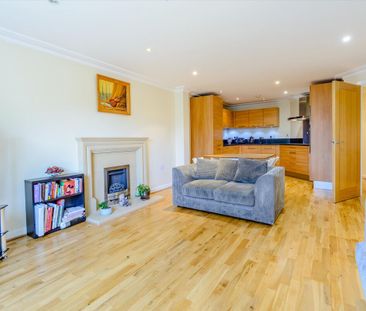 An immaculately presented, modern apartment in close to proximity t... - Photo 1