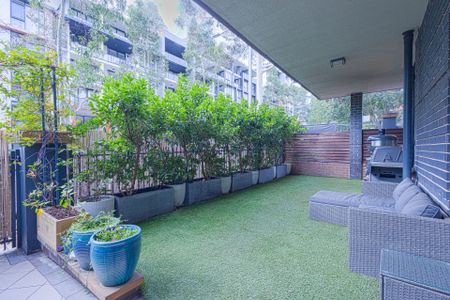 Waterside 2 bedroom apartment with yard- Steps from the Train Station - Photo 2