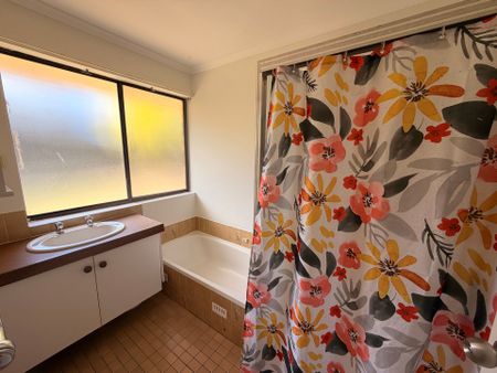 Freshly painted 3-bedroom home - Photo 3