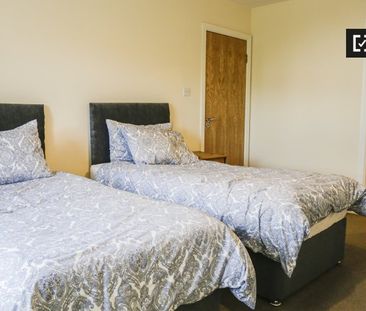 Room for rent in 5-bedroom apartment in Ballymun, Dublin - Photo 4