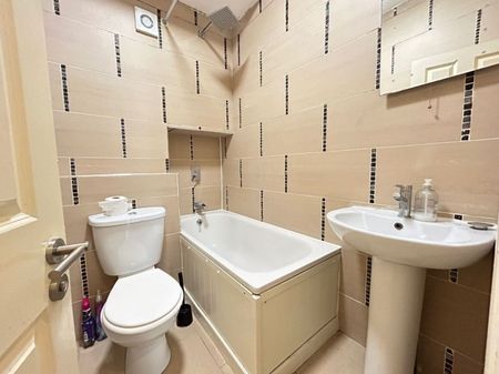 Flat, Goodmayes House -, Goodmayes Road, Ilford, London - Photo 2