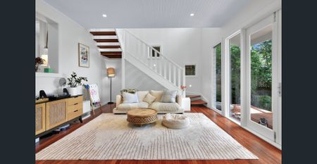 Character family home in sought-after locale - Photo 5