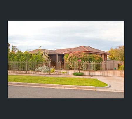 28 Rathdowne Cct, Melton West, Vic 3337 - Photo 2