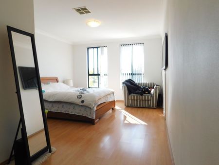 Bright Spacious Four (4) Bedrooms Duplex - Peakhurst - Photo 4