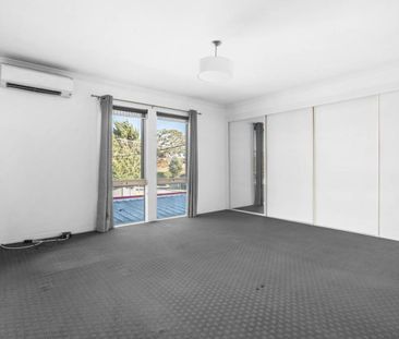 LARGE & SPACIOUS | 3 BEDROOM | CONVENIENT LOCATION - Photo 3