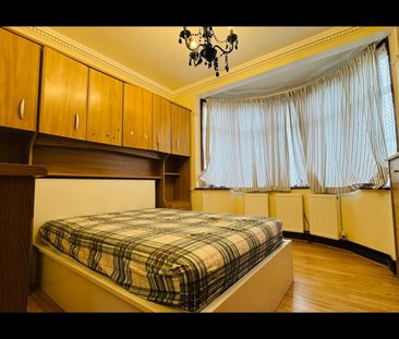 2 Bed Flat, Buntingbridge Road, IG2 - Photo 3