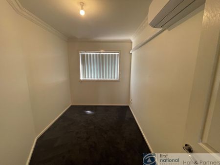 SPACIOUS 3 BEDROOM TOWNHOUSE - Photo 4