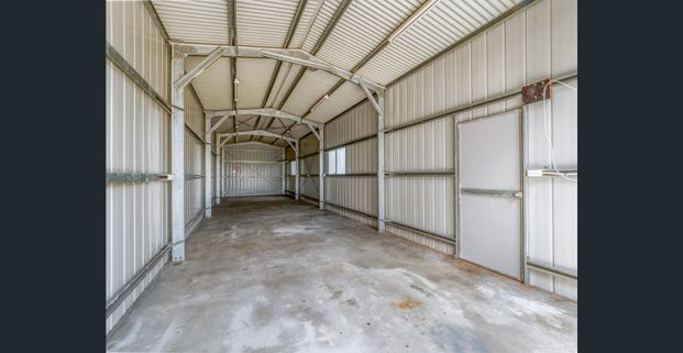 Four-bedroom home with storage for caravan or boat - Photo 1