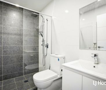 Beautiful 3 Bedroom Townhouse - Great Location! - Photo 2