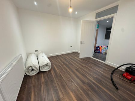 3 Bed Terraced House, Movers Lane, IG11 - Photo 4