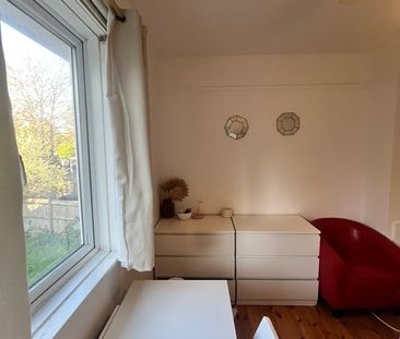 Room in a Shared House, Buckhold Road, SW18 - Photo 3