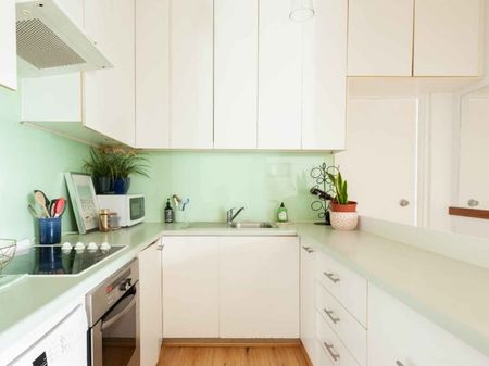Open Plan One Bedroom Appointment Moments To The Sand of Bondi Beach - Photo 2