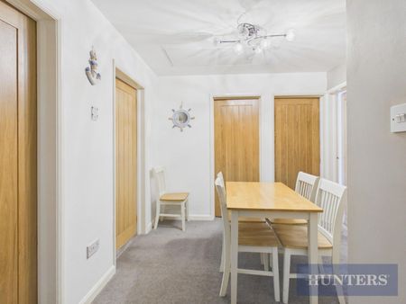 3 bedroom Flat To Let - Photo 3