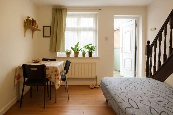 Sycamore Avenue, London, W5 - Photo 1