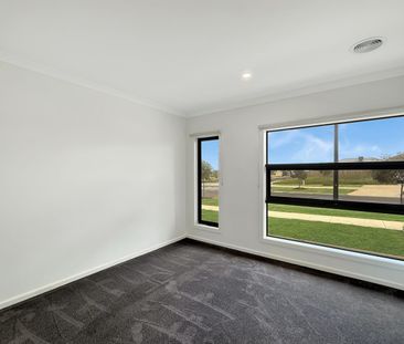 🏡 4-Bedroom House in Brookfield - Photo 2