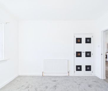 3 bedroom flat to rent - Photo 3