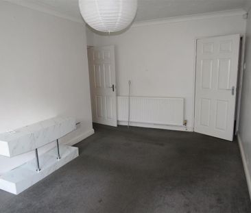 3 bedroom flat to rent - Photo 4