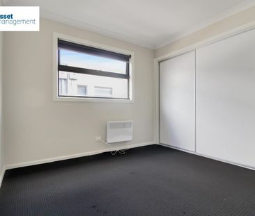 Modern 3 Bedroom Townhouse in a Great Location! - Photo 4