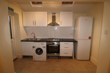 House share to rent - Photo 3