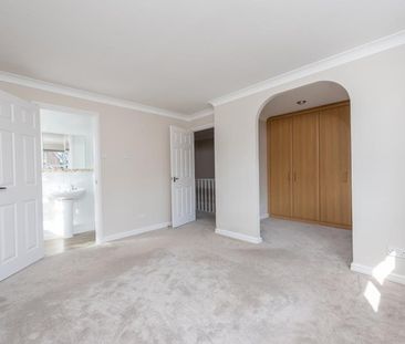 Curtis Close, Camberley - 4 bedrooms Property for lettings - Seymours - Photo 3