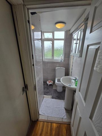 1 bedroom in a house share to rent - Photo 3