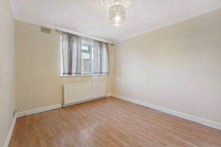3 bedroom flat to rent - Photo 4