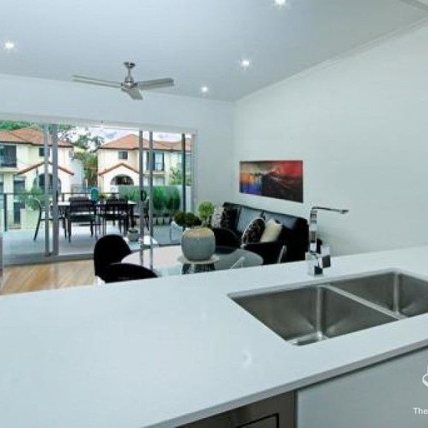 Top Floor, 2 Bed Plus Study, 2.5 Bath, Car Space & Lock Up Storage - Photo 1