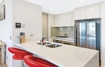 Amazing Views! 1 Bedroom apartment in the heart of Southport - Photo 2