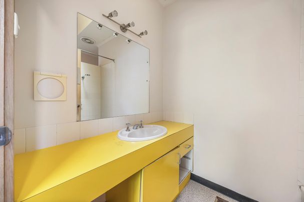 FIVE BEDROOM HOUSE IN GREAT CENTRAL LOCATION - Photo 1