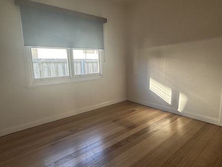 152 Clarence Street - Photo 2